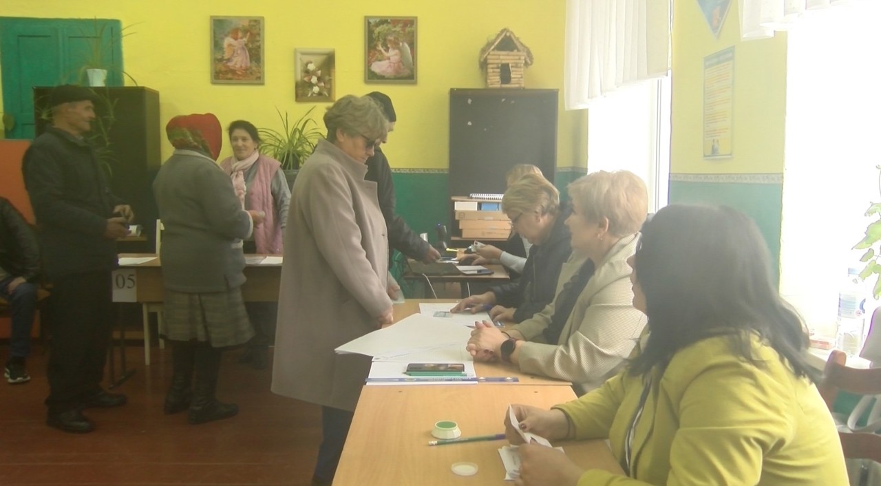 VOX // Alegătorii susțin că au votat pentru un viitor mai bun în localitatea lor: „Satul să fie frumos, nu părăsit” 