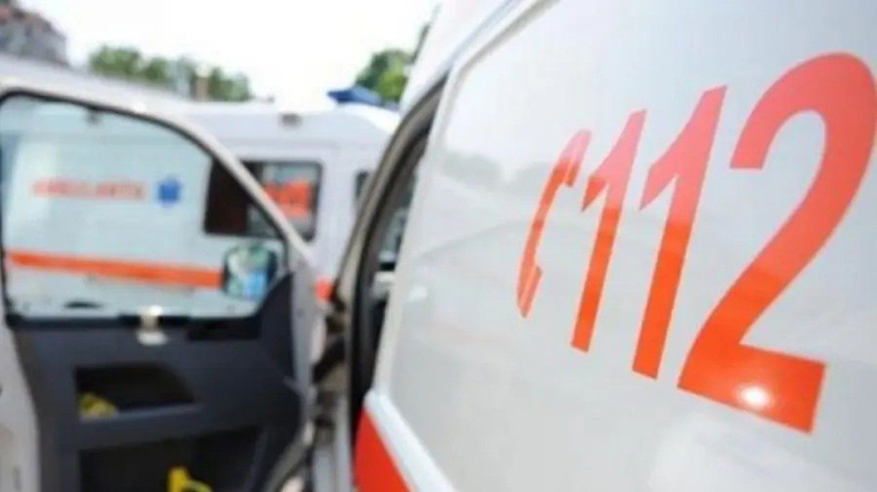 Accident la Ruseni: cinci persoane au fost transportate la spital   