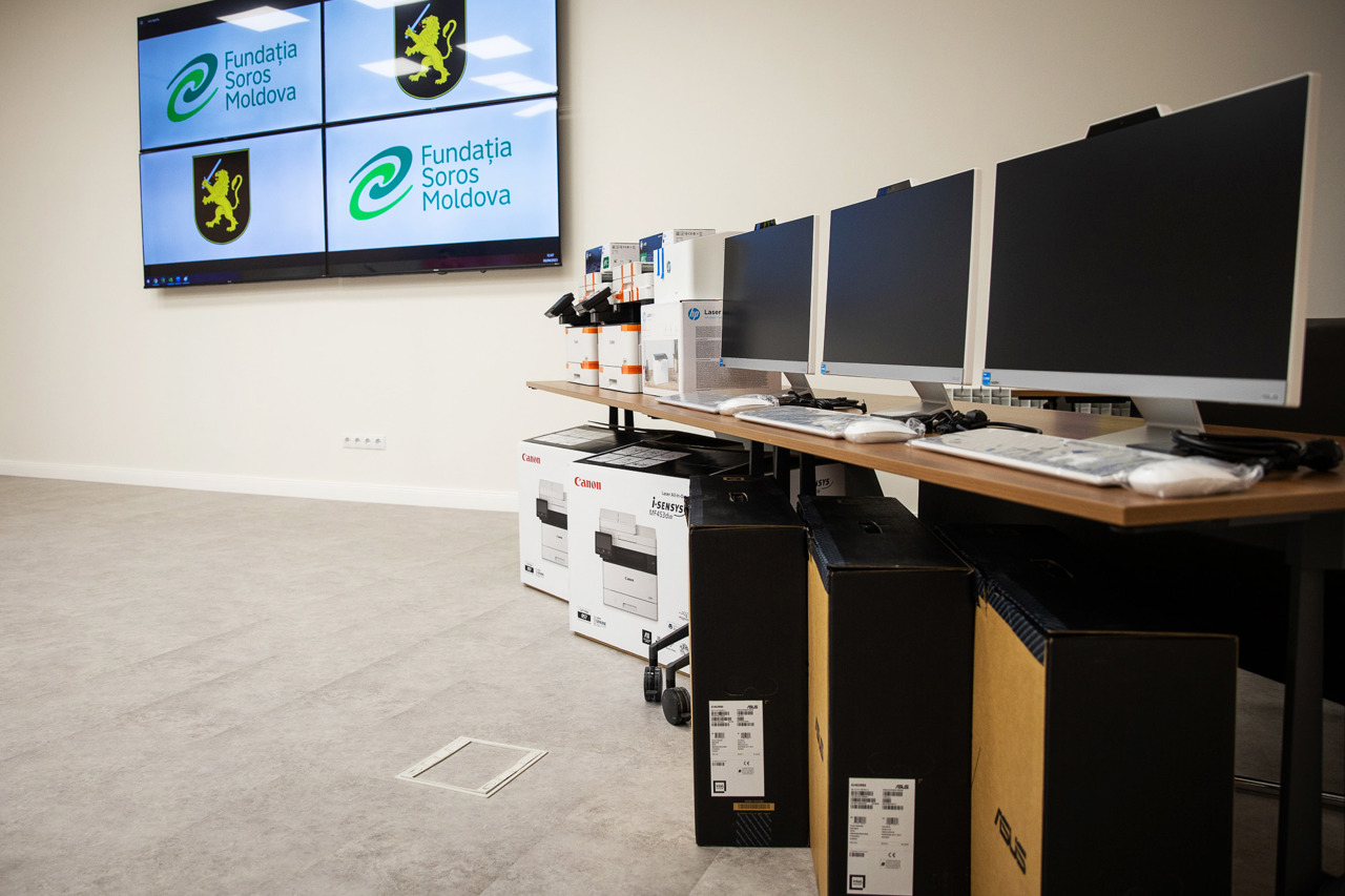 Fundația Soros a donat tehnică de calcul poliției din Republica Moldova