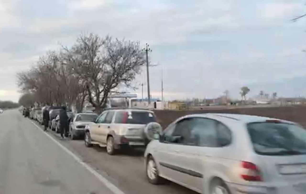 Cozi la stațiile de alimentare de peste Nistru: șoferii se grăbesc să-și facă plinul  