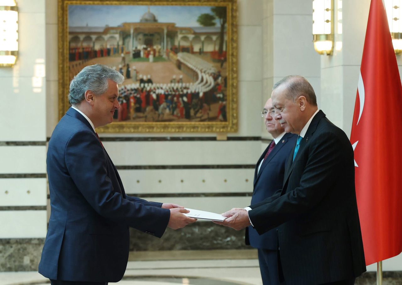 Moldova’s new ambassador Oleg Serebrian presents credentials to Turkey’s Erdoğan