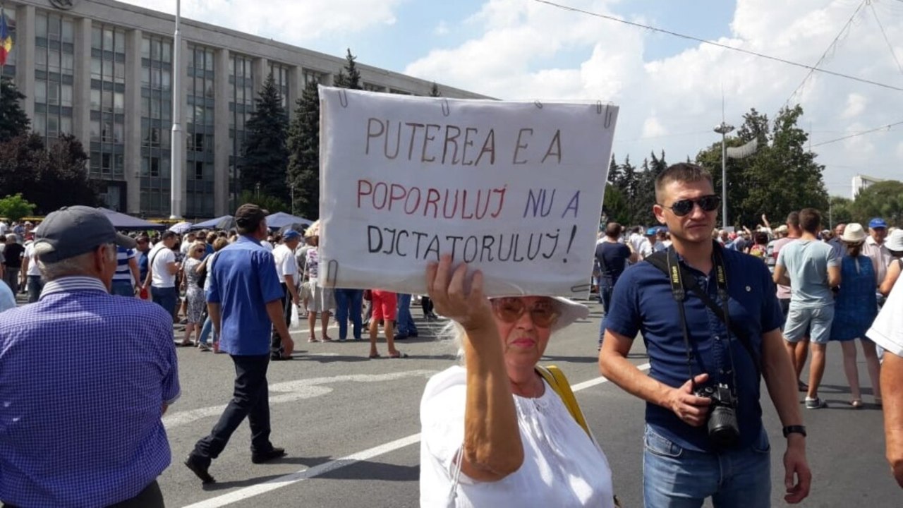 RETROSPECTIVA // La șase ani de la fuga lui Plahotniuc, R. Moldova este lăudată la Bruxelles, își ia rămas-bun de la Eugen Doga și asistă la o victorie electorală contestată la Boldurești