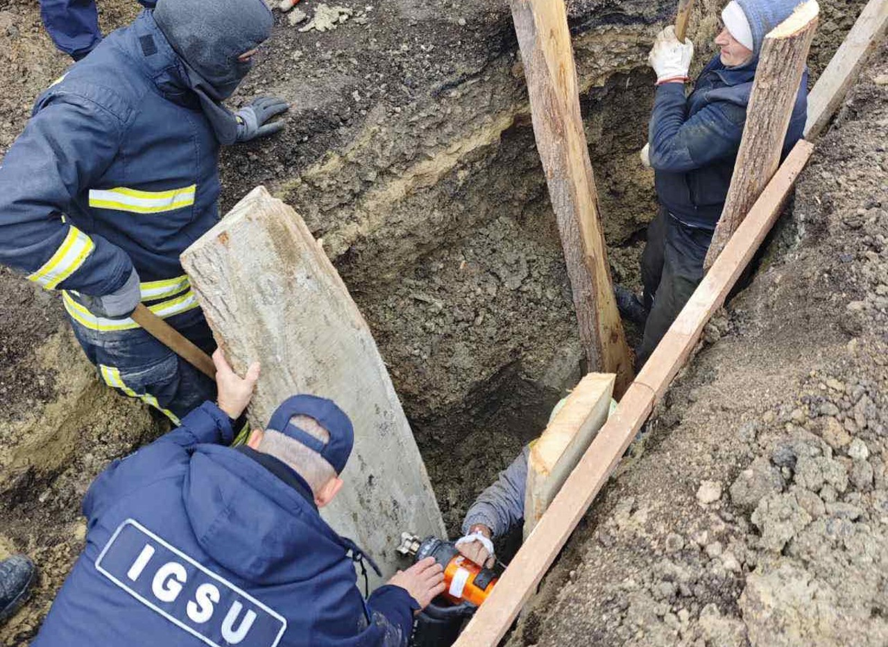 Intervenție la Hâncești: salvatorii au evacuat un bărbat blocat sub un strat de pământ în timpul unor lucrări la o rețea de canalizare