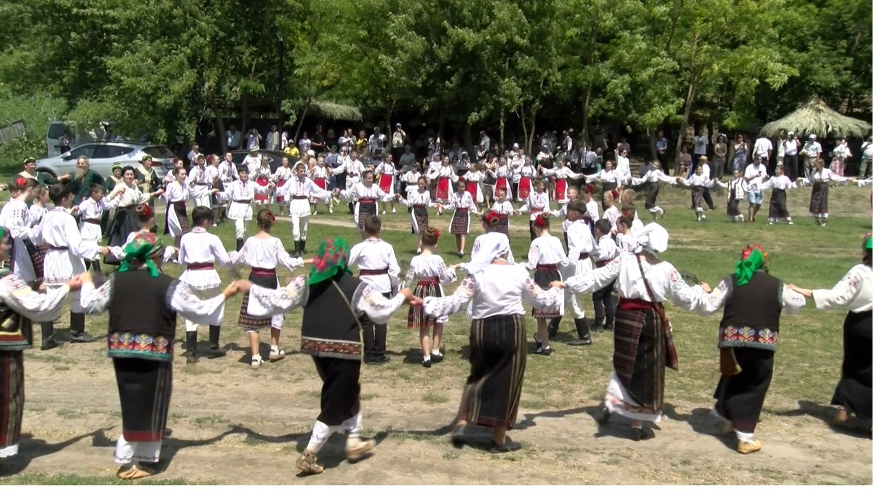 Horă, meșteșug și gusturi de altădată: Festivalul „Duminica Mare” de la Domulgeni a ajuns la a XIII-a ediție