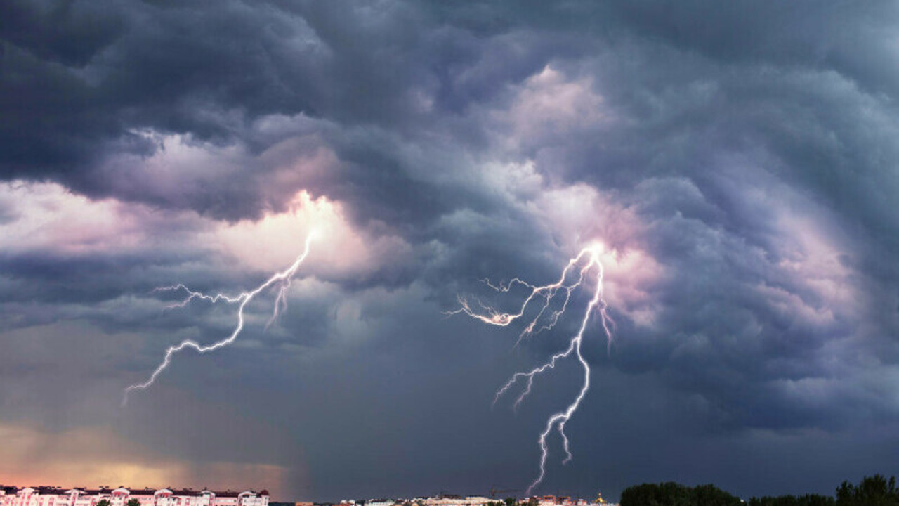 Погода меняется и становится нестабильной. Ливни с молниями во второй половине дня