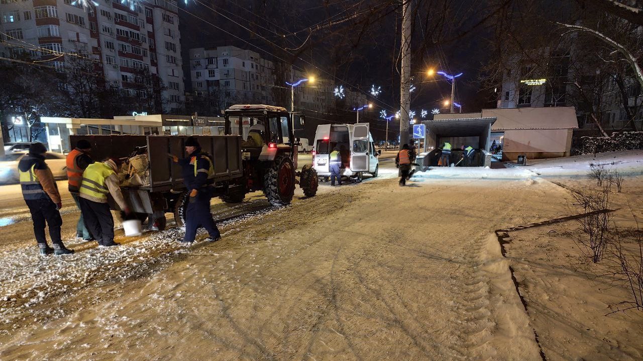 Ghețuș pe străzile și trotuarele din Chișinău. Autoritățile cer prudență