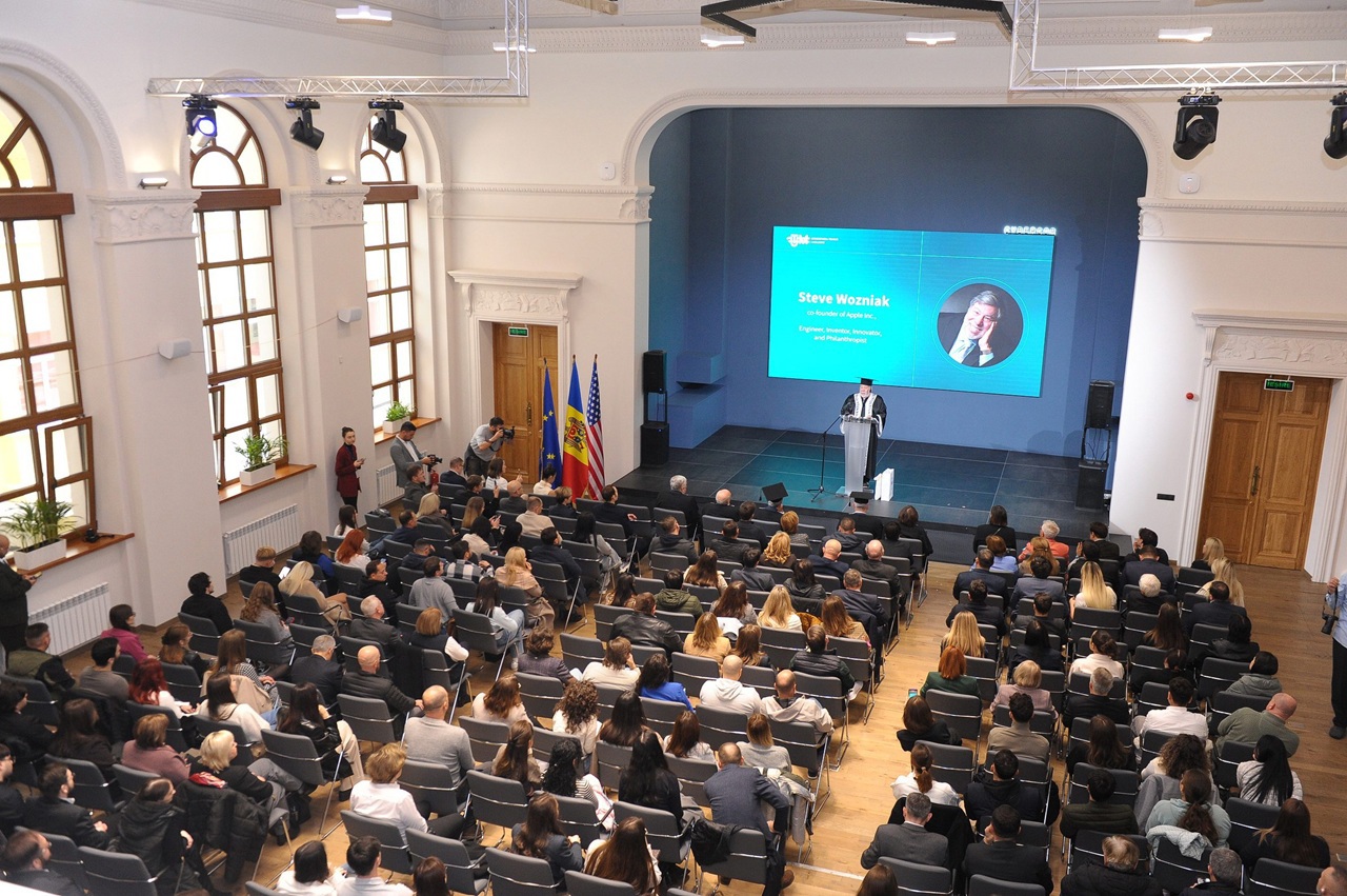 Titlul onorific „Doctor Honoris Causa”, oferit de UTM unuia dintre cei mai influenți inovatori ai secolului XX: A fondat Apple împreună cu Steve Jobs