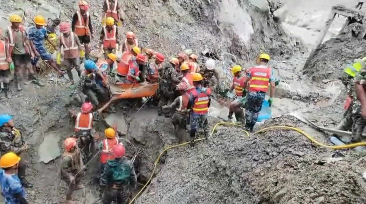 Salvare miraculoasă în Nepal, la nouă zile după inundații. Doi bărbați au fost găsiți în viață într-un tunel 