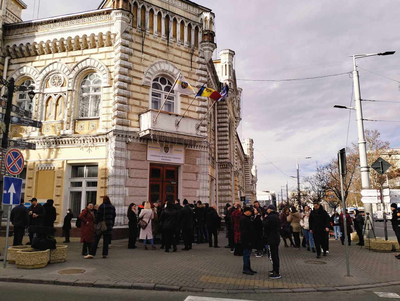 Mai mulți părinți au protestat astăzi în fața sediului Primăriei Chișinău, nemulțumiți de lipsa de finanțare a grupelor școlare cu regim prelungit