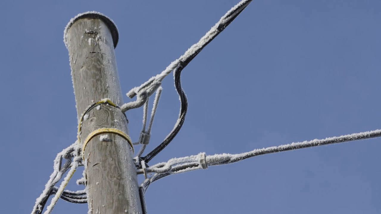 Молдова под желтым кодом: тысячи потребителей без света, наледь на дорогах