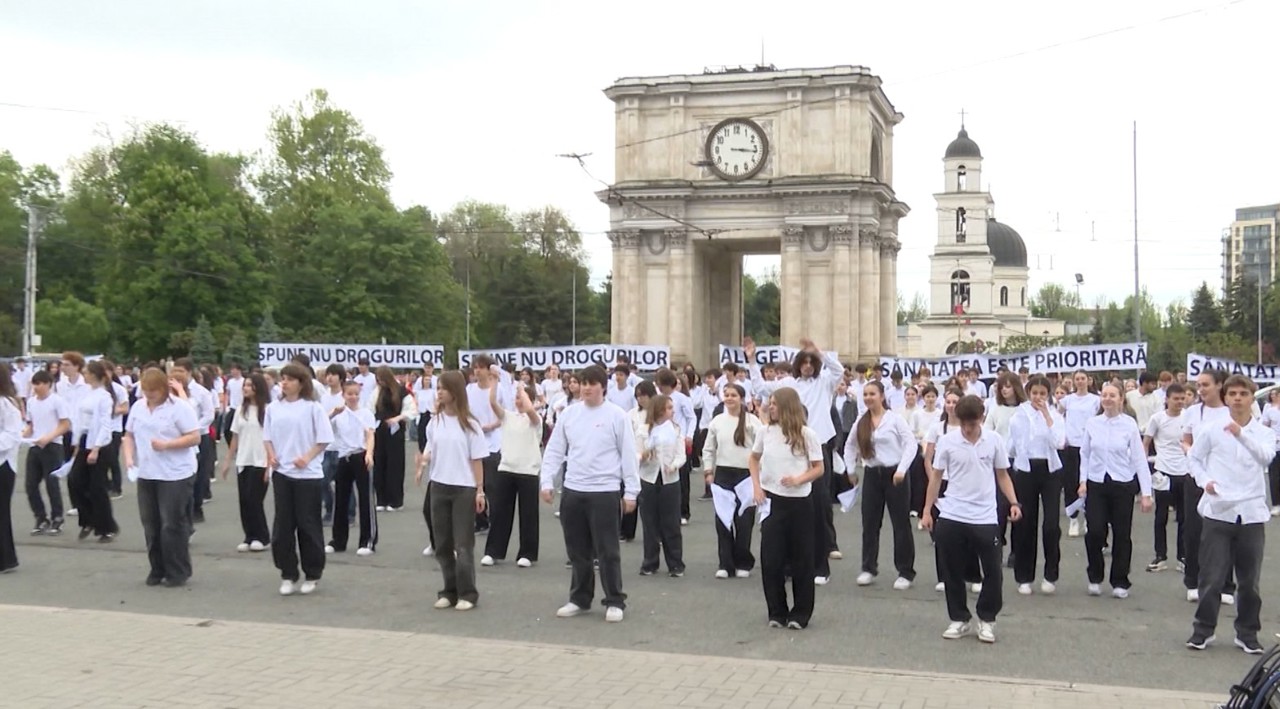 Flashmob pentru viață, elevii au spus „NU” drogurilor: „Să uităm cuvântul acesta”