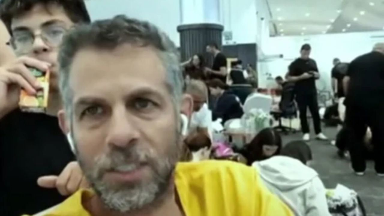 Captură de ecran/ Channel 12: Almog Italie, pasager la bordul avionului flydubai care a aterizat pe aeroportul din Tabuk, în Arabia Saudită, la 30 septembrie 2026