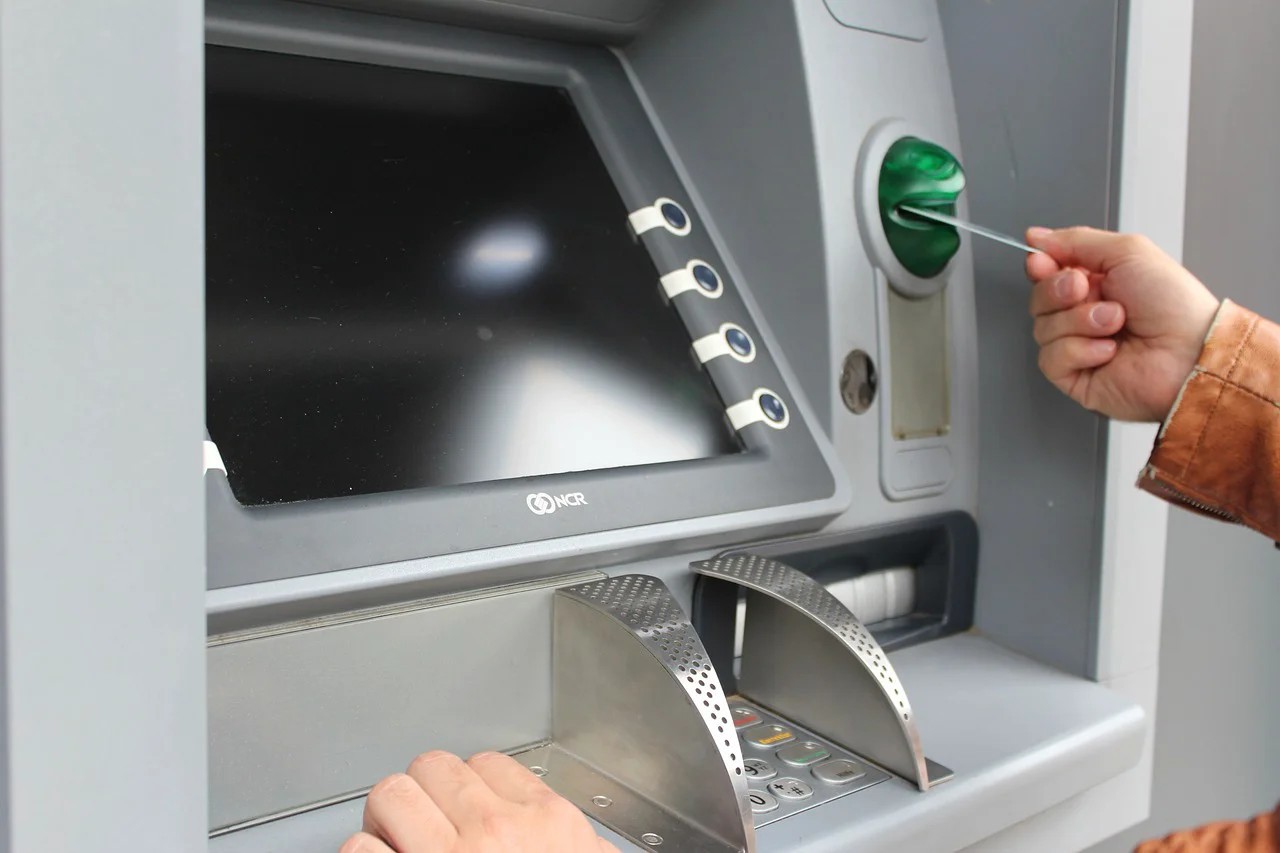 Doi tineri au fost condamnați la închisoare pentru escrocherii bancare 