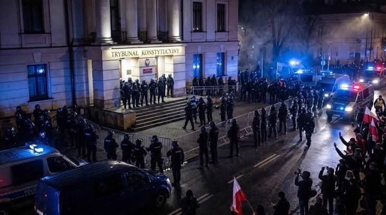 „Lovitură de stat” sau „restabilirea statului de drept?” Criză majoră la Tribunalul Constituțional din Polonia