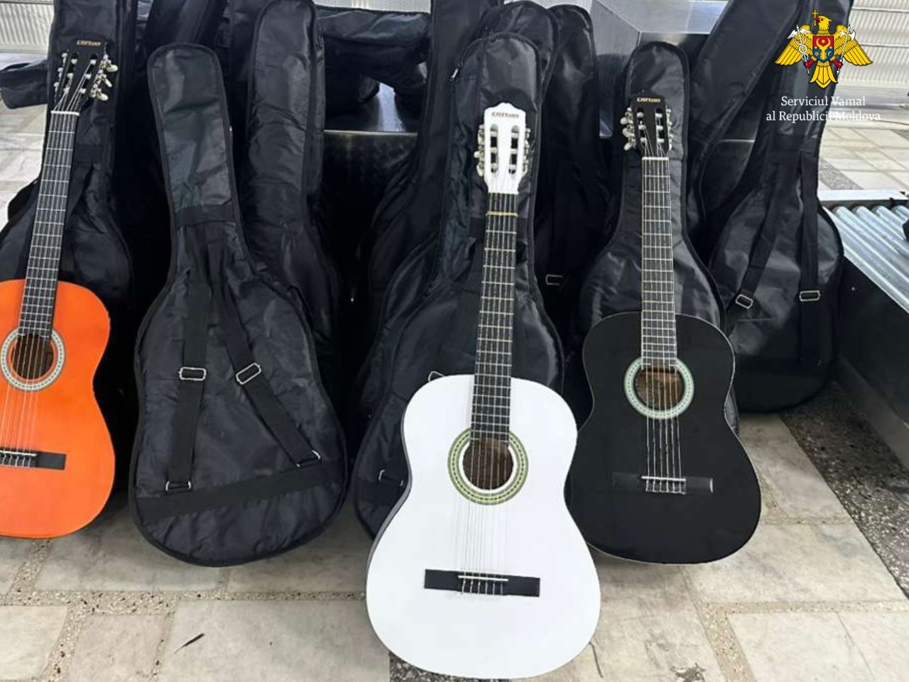 Twenty guitars, hidden in cars imported from abroad: seizure at Leușeni customs