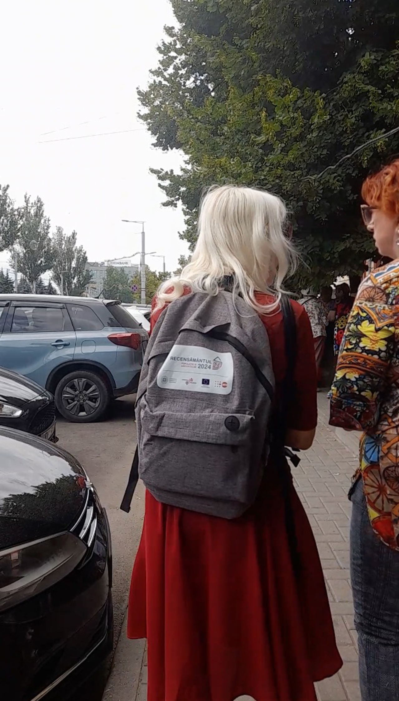 Iulia purta un rucsac asemănător cu cel al recenzorilor care au colectat datele la Recensământul din iulie-august 2024. Foto: ZdG