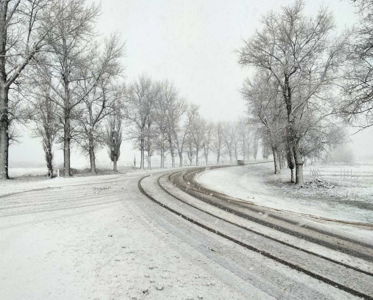 În mai multe regiuni ale țării ninge. Poliția recomandă șoferilor să circule cu prudență