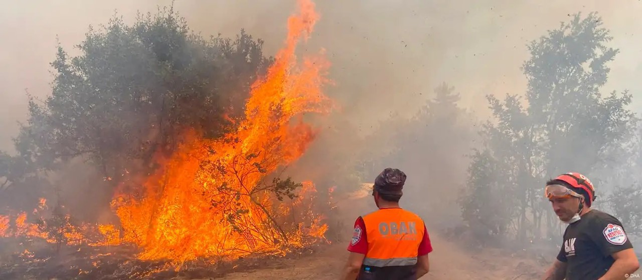 Incendiile nu contenesc în Turcia: Antalya și alte stațiuni, în pericol 