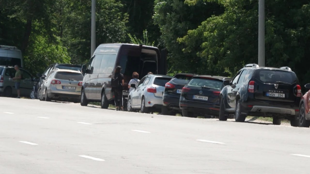 Traficul intens din preajma Aeroportului Chișinău: „E greu de găsit loc de parcare, pierzi timp”