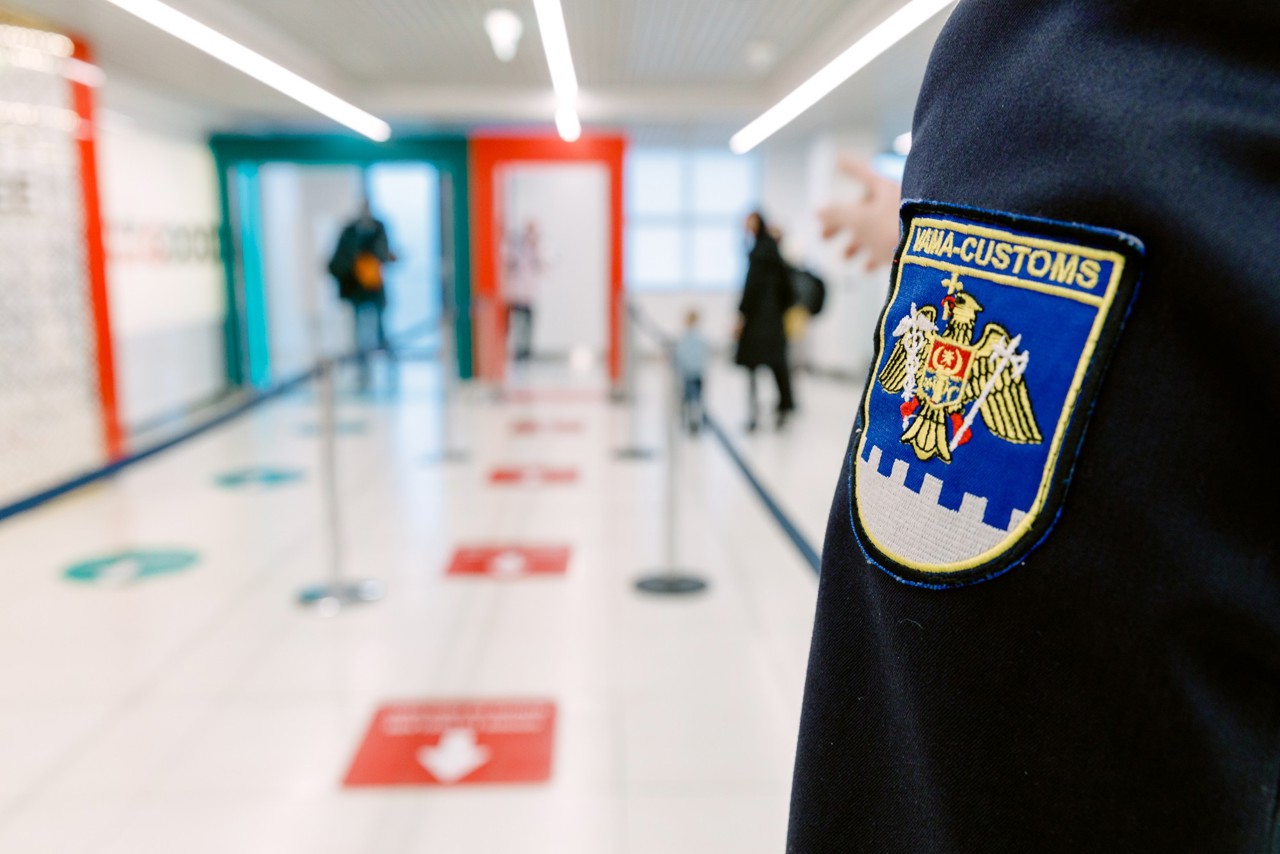 Десять молдаван, пытавшихся добраться до Лондона с тысячами сигарет в багаже, разоблачены таможенниками