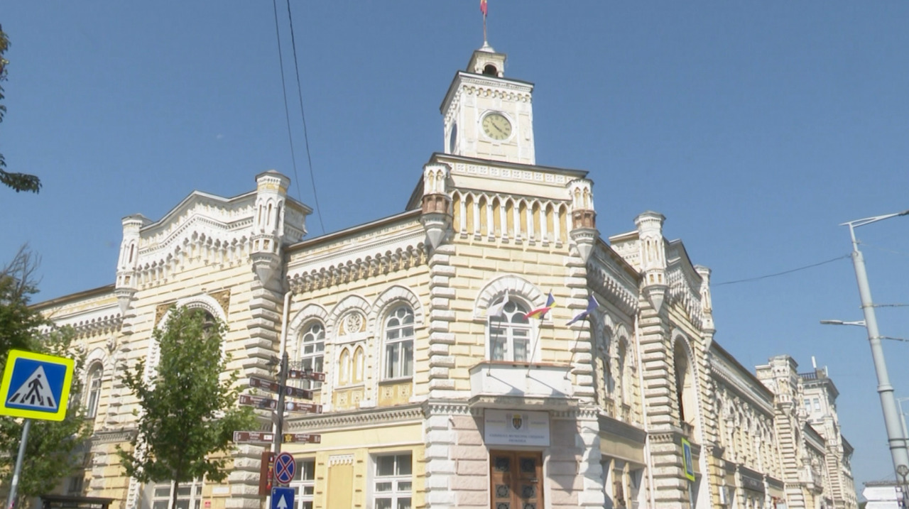 „Fața Chișinăului” are nevoie de restaurare. Clădirea Primăriei, afectată de trecerea timpului