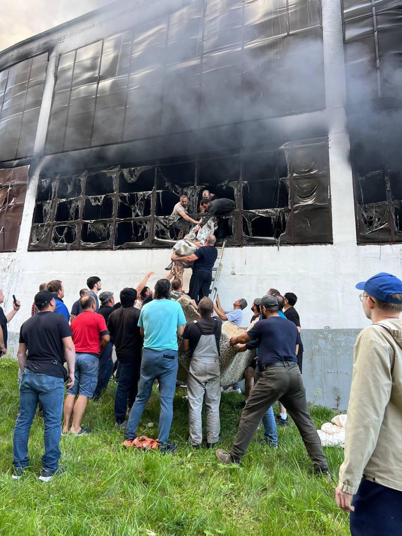 (ВИДЕО) Пожар на многоуровневой парковке в  подмосковном Одинцово: два человека погибли, уничтожено свыше 20 машин