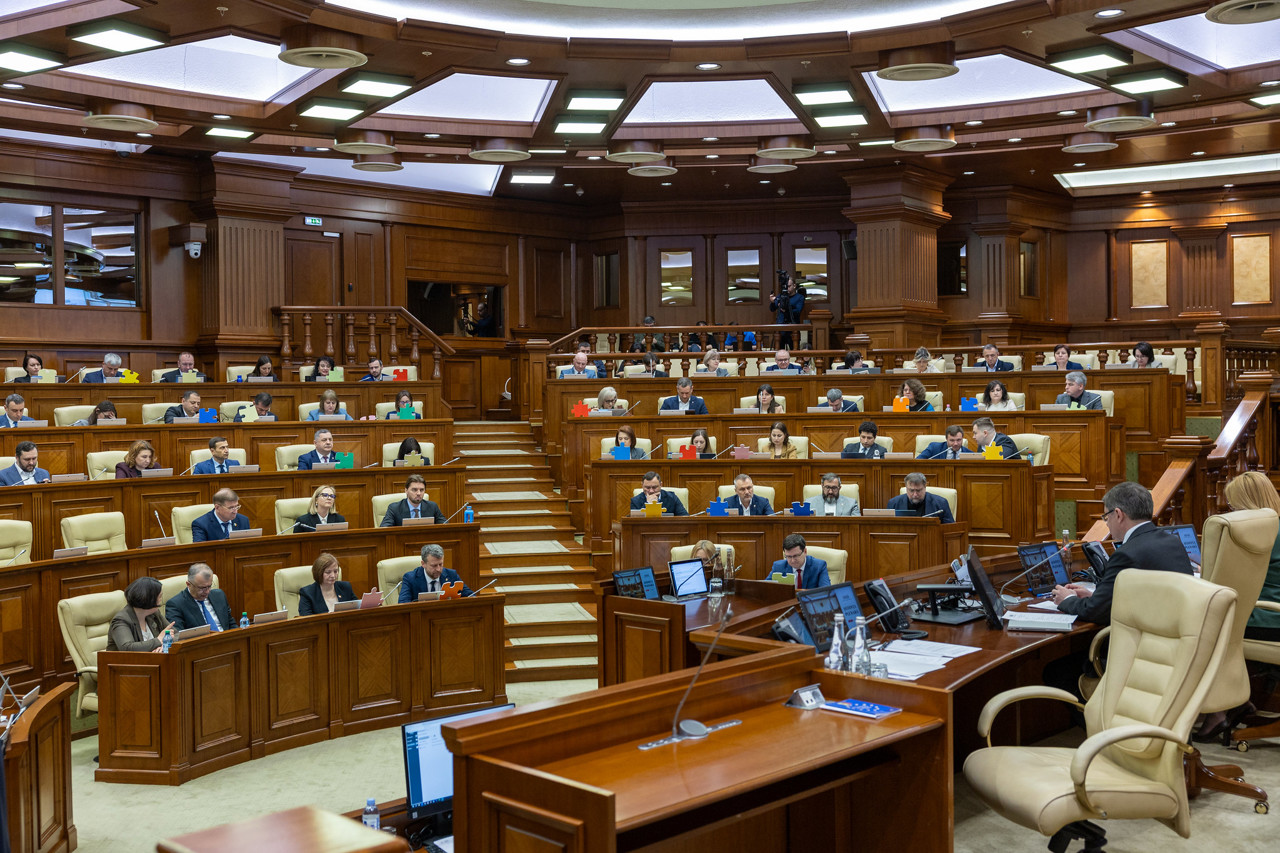 Scandalul mitei de 400.000 de dolari, în plenul Parlamentului. Socialiștii au cerut audierea ministrei de Interne