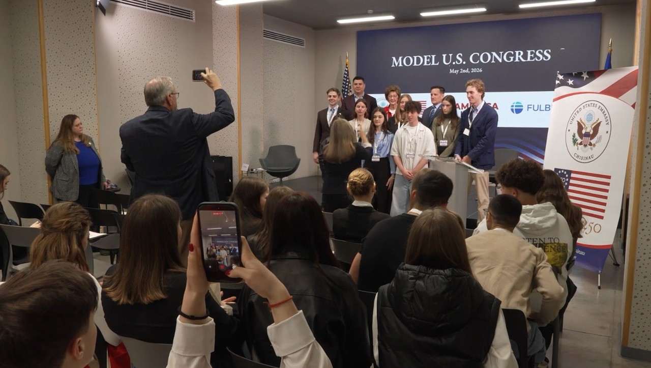 Elevi din R. Moldova au simulat Congresul SUA: Au votat o lege care propune aplicație pentru transparența banului public