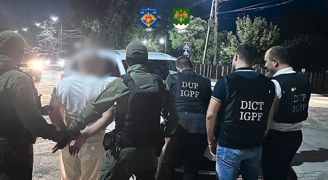 Un bărbat, reținut în flagrant delict pentru șantaj și organizarea migrației ilegale, cerea 5.000 de dolari unui ucrainean