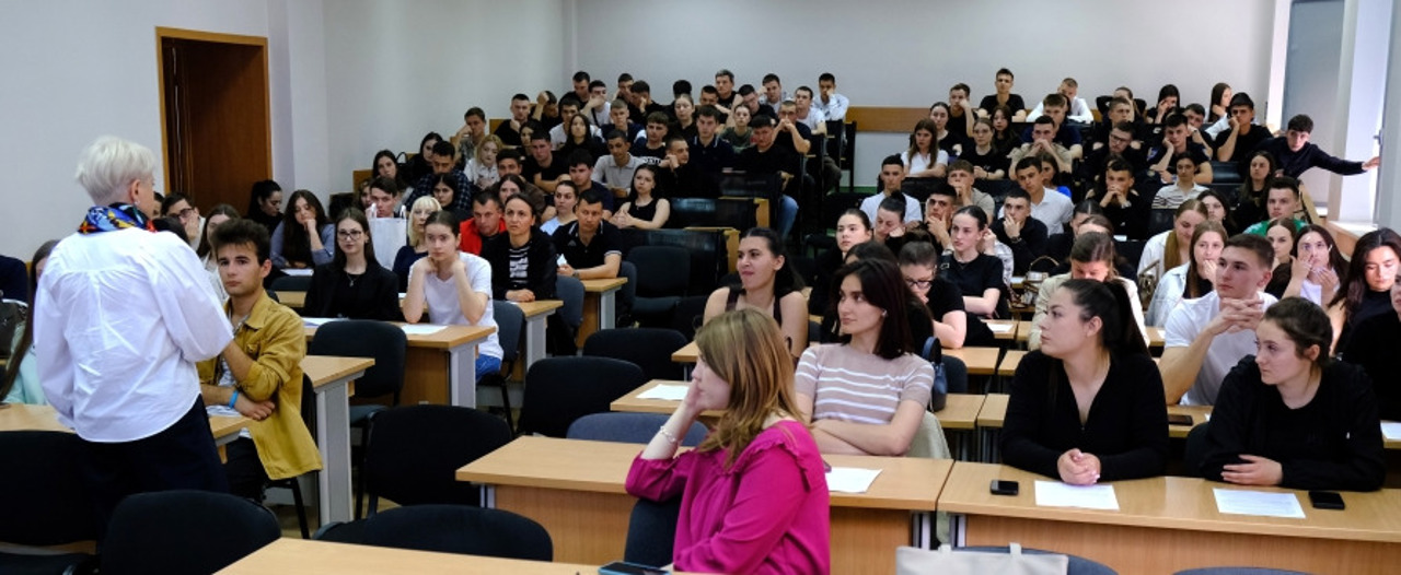 Campania „Fii ONEST, nu copia!” continuă: MEC mobilizează observatori pentru examene