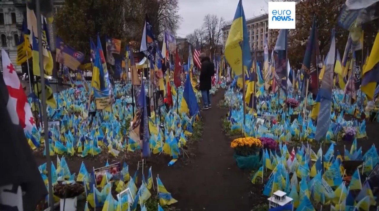 1000 дней войны в Украине: в Киеве приносят флаги в память о погибших солдатах