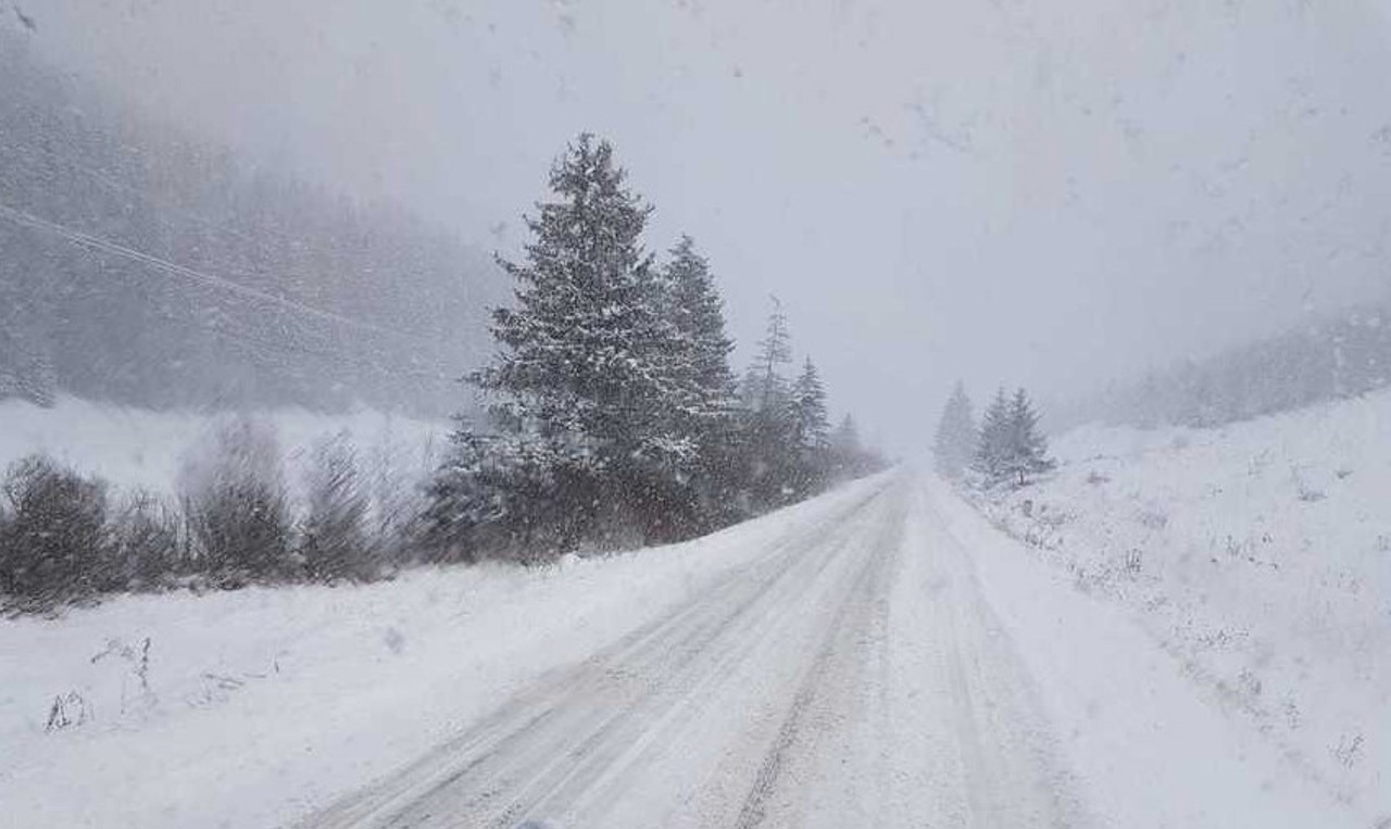 Работа аэропорта в Яссах нарушена из-за снега. Несколько рейсов задерживаются до двух часов