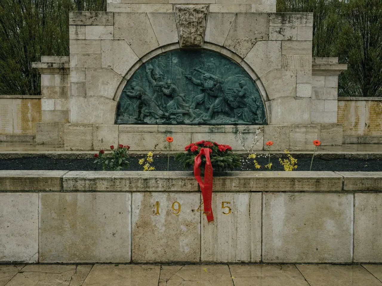 "Смысл поминовения в том, чтобы извлечь необходимые уроки". Главы МИД семи европейских стран выступили с заявлением против агрессии и манипуляций историей