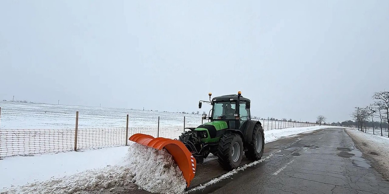 Aproape 695 de tone de sare, împrăștiate în ultimele 12 ore pe drumurile naționale. Cetățenii, îndemnați să circule cu prudență  
