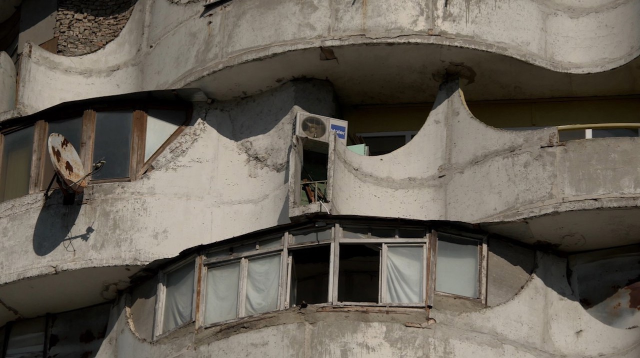 Печальная история двух "визитных карточек" столицы: здания "Ворота города" и "Ромашка" постепенно приходят в упадок