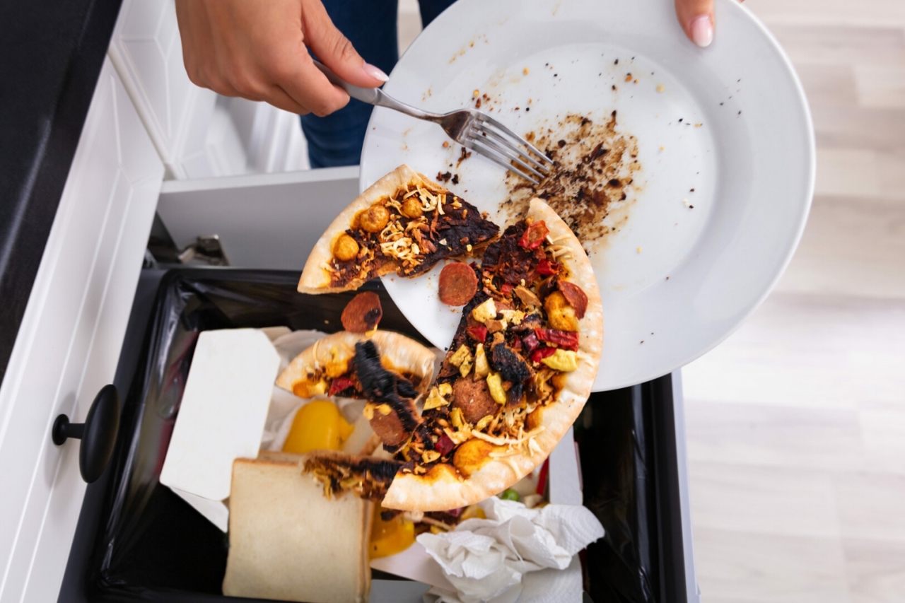 Milioane de lei aruncate la gunoi: risipa alimentară explodează de sărbători în Republica Moldova