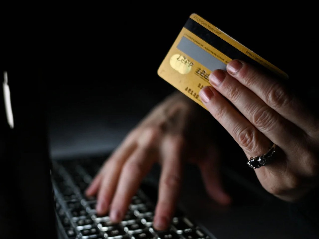 Moldovenii, ținta bancherilor falși: 25 de cazuri raportate la 112 în doar o săptămână