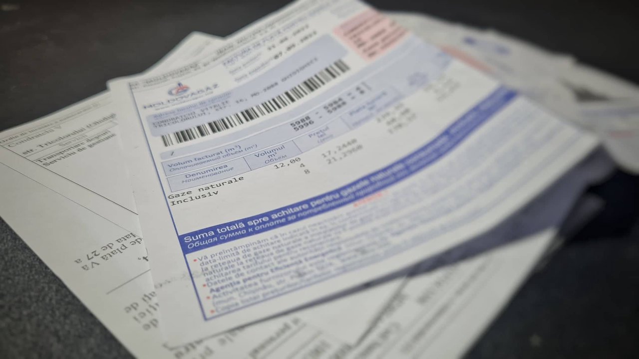 Consumatorii nemulțumiți de serviciile furnizorilor de apă caldă, energie electrică sau gaze pot apela pentru ajutor la ANRE