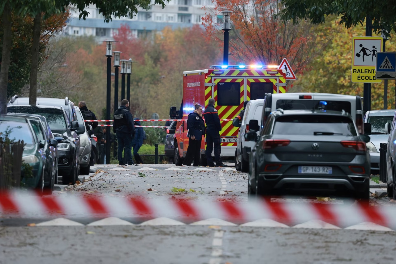 Atac armat în apropiere de Paris: Un mort și cinci răniți, inclusiv o fetiță de 12 ani. Macron denunță un act terorist rasist