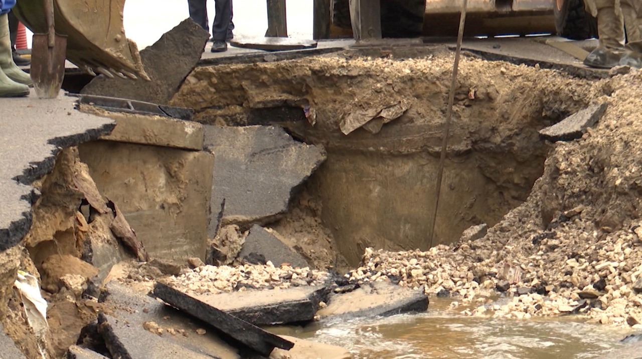 Crater pe trotuar în centrul capitalei: Pietonii au fost nevoiți să meargă pe carosabil