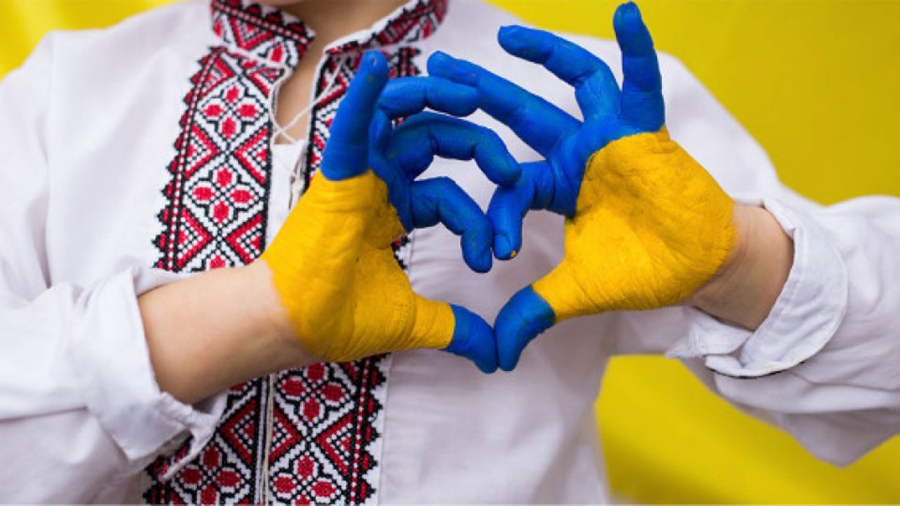 Cadouri pentru copii ucraineni: Un voluntar din Germania și fiica sa ajută copiii din prima linie a războiului