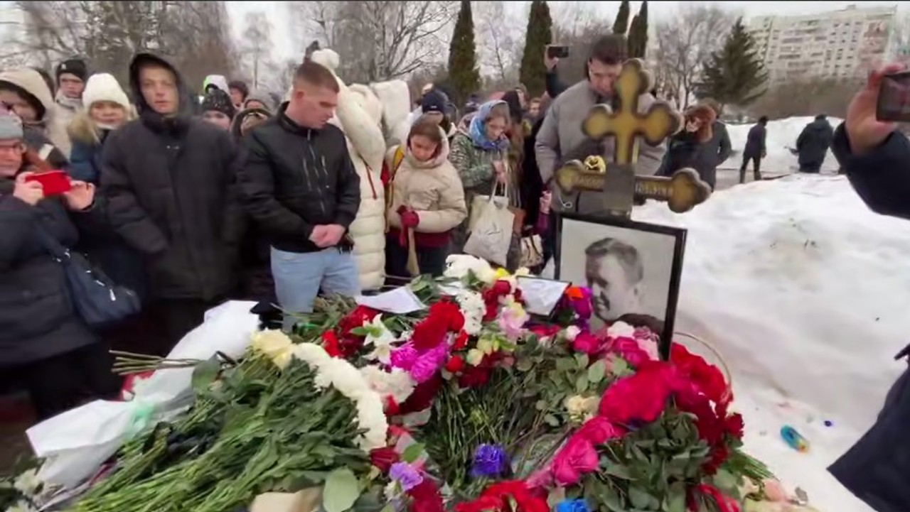 (ВИДЕО) Годовщина смерти Навального: люди несут цветы к могиле оппозиционера