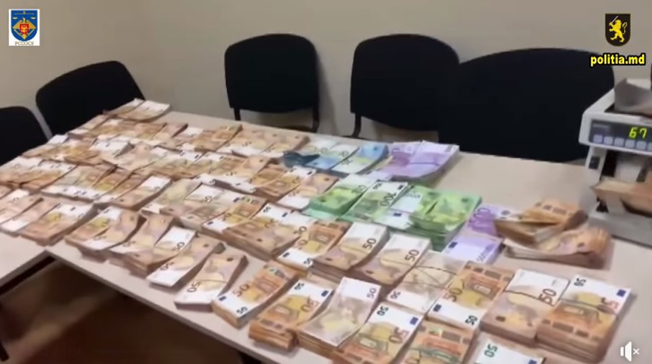 Doi ucraineni, care au introdus ilegal în Republica Moldova 440 de mii de euro, vor sta în pușcărie