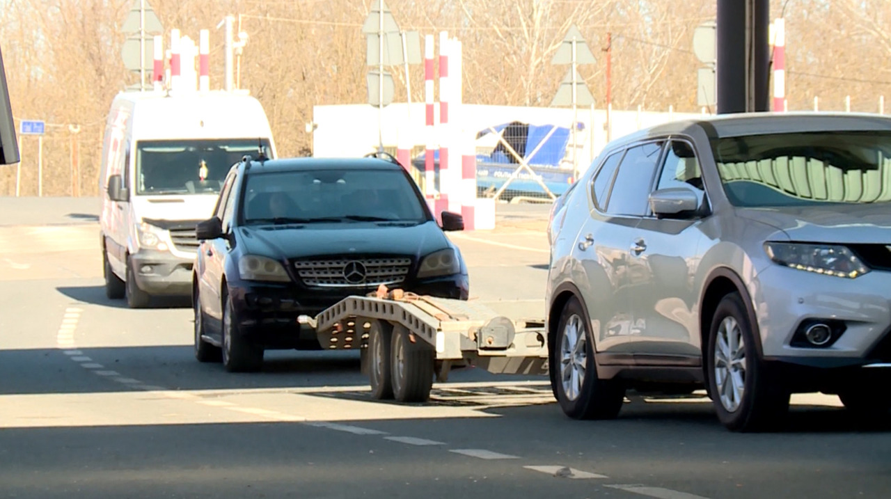 Șoferii din România trec Prutul pentru carburanți mai ieftini în Republica Moldova