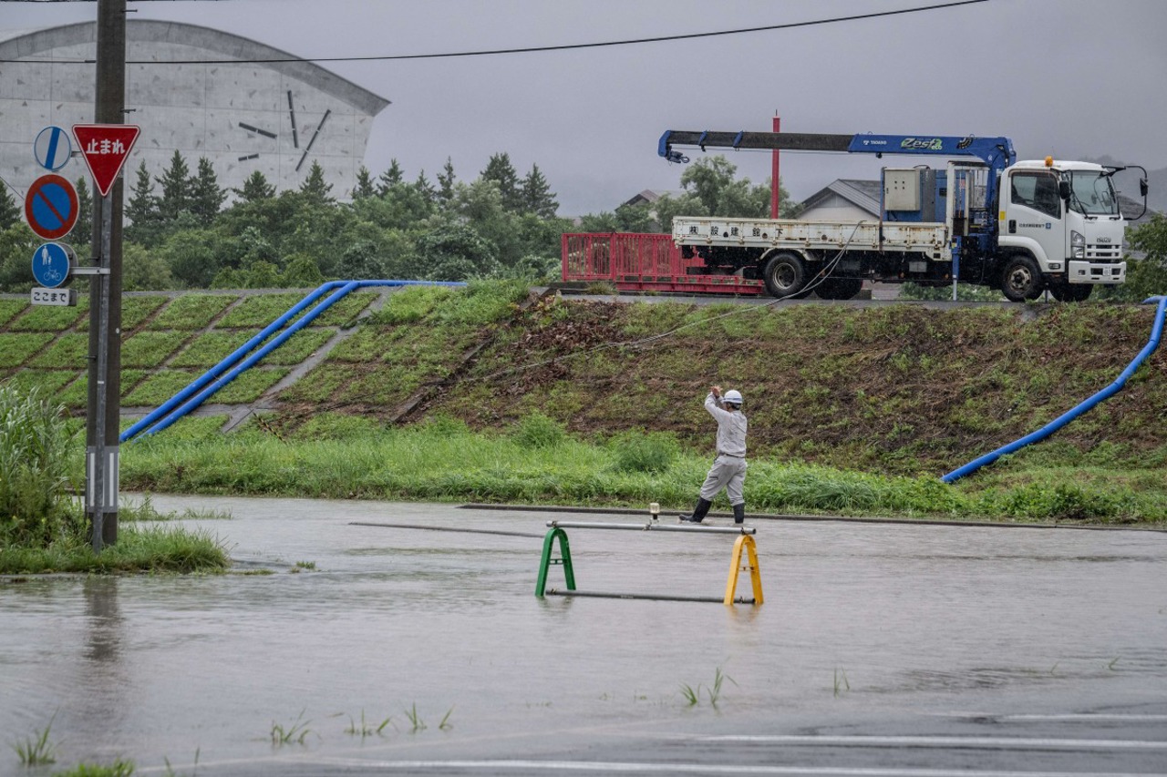 Major disruptions as Typhoon Ampil hits Tokyo: Flights cancelled