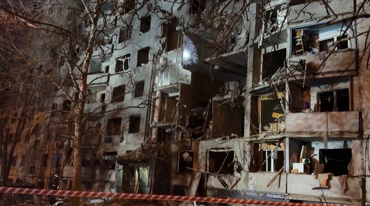 Atacuri asupra orașelor ucrainene: La Harkov sunt 35 de răniți după ce un bloc cu nouă etaje a fost lovit de drone 