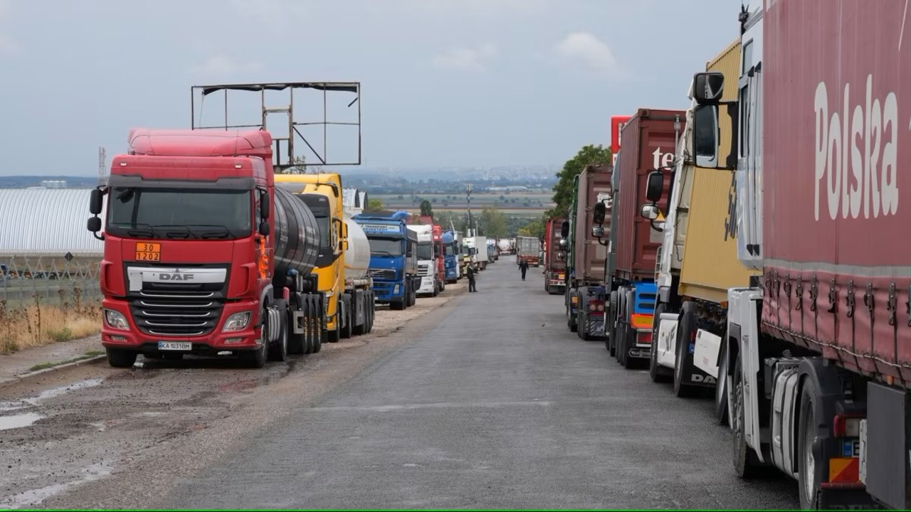 Andrei Spînu: În luna ianuarie, ar putea fi gata mecanismul de programare electronică, astfel încât să fie redus fluxul de camioane în punctele de trecere a frontierei