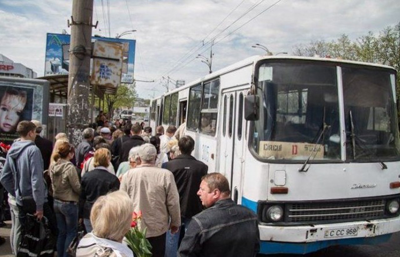 Жители столицы выстроились в очереди на остановках, чтобы доехать на общественном транспорте до кладбищ