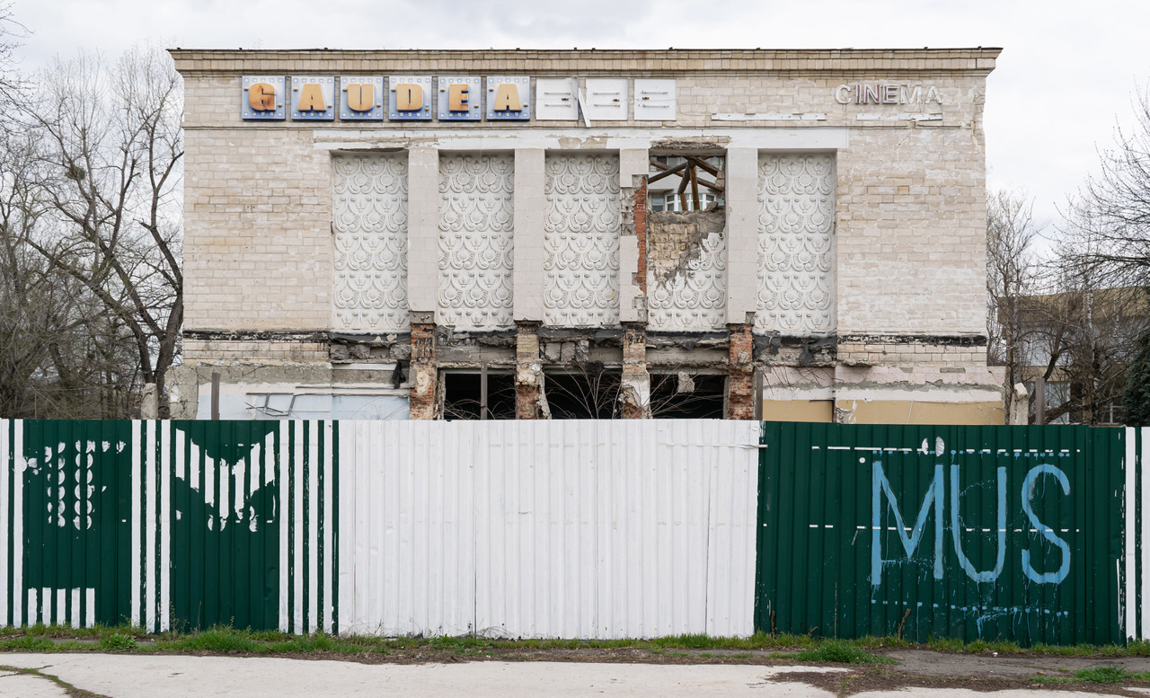 В столице, на месте полуразрушенного кинотеатра "Гаудеамус", появится многоэтажное здание с парковкой