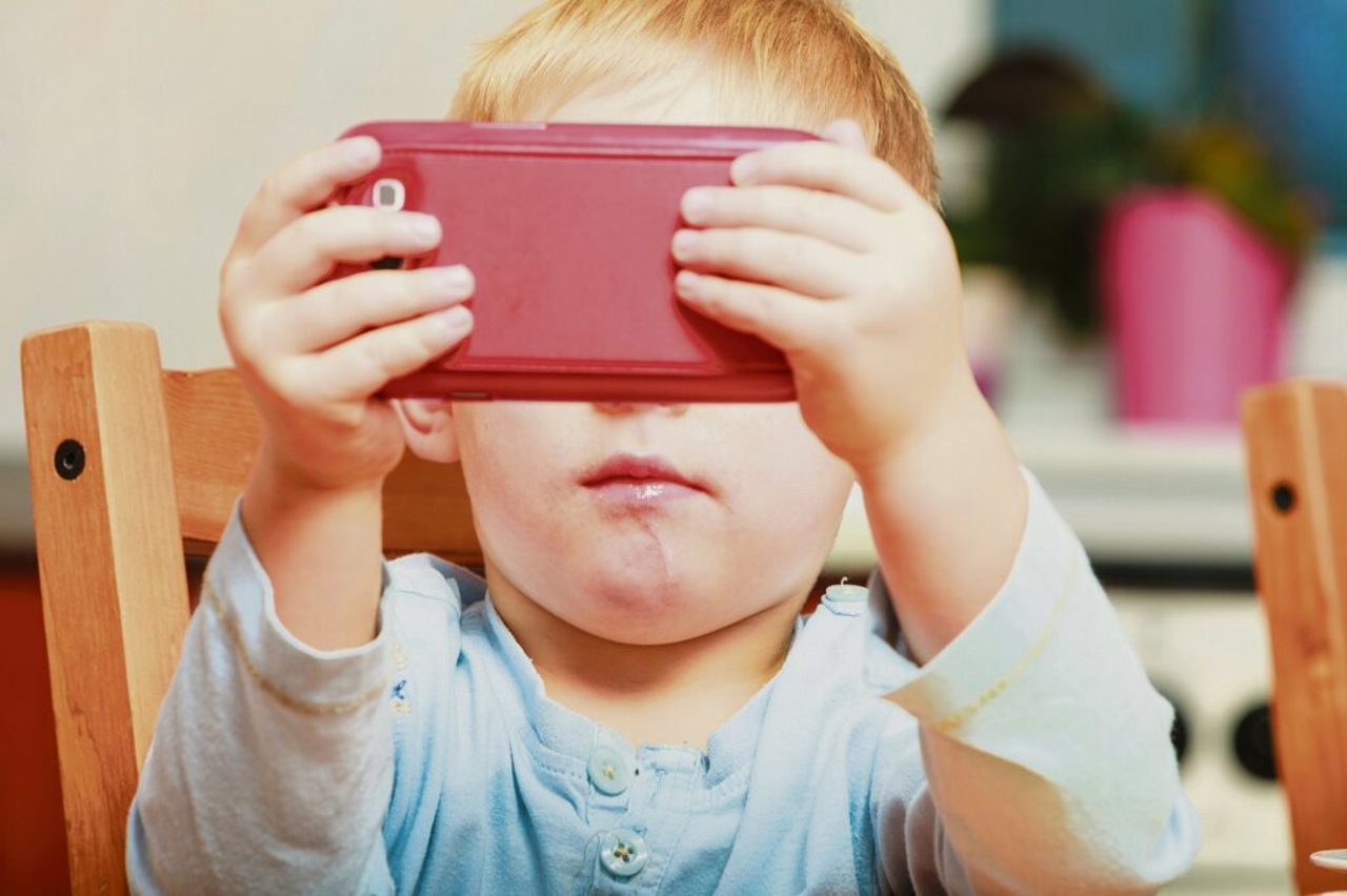 Nutritionist: Screen-time eating raises obesity risk in children